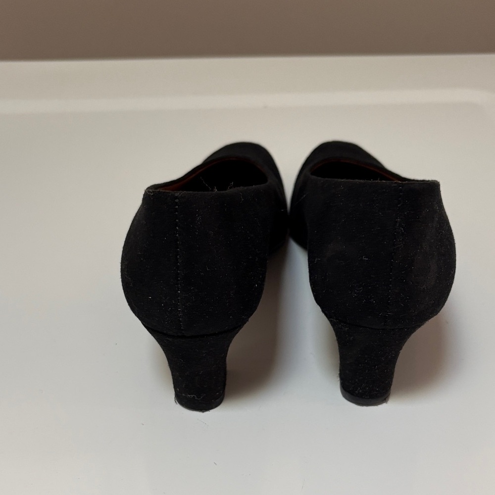 Easy Spirit Elegant Black Heels - Picture 4 of 8